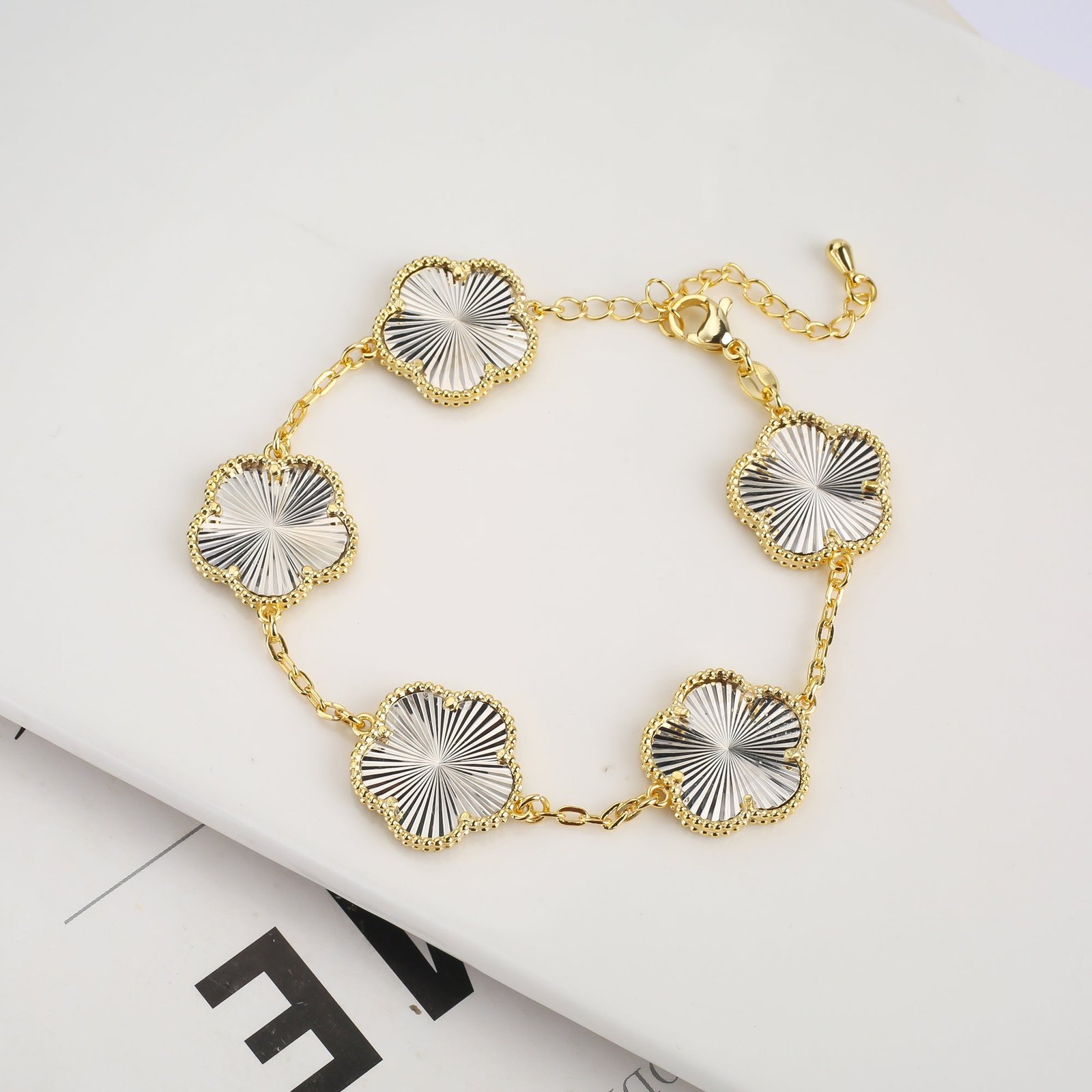 Vintage Clover Flower Pendant Gold Chain Bracelet - Image 3