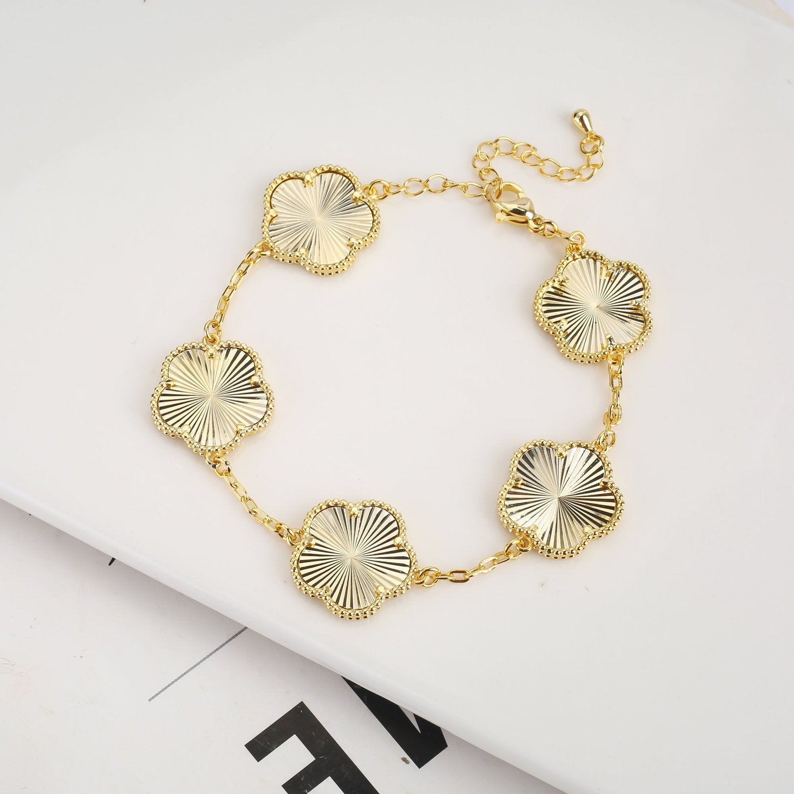 Vintage Clover Flower Pendant Gold Chain Bracelet - Image 2